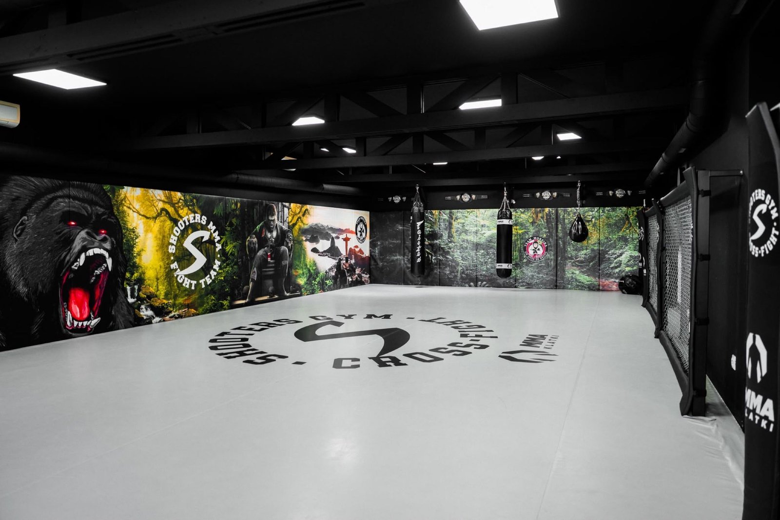 Druga sala Shooters Gym z jasną matą i ścianami Cage Wall z szarą siatką