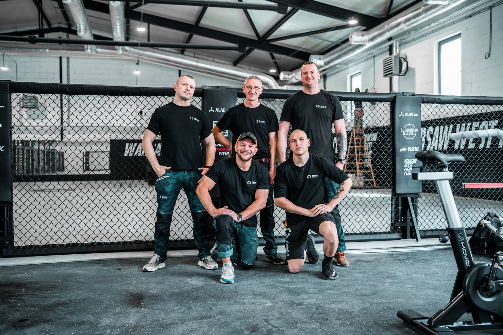 Ekipa monterów MMA Klatki