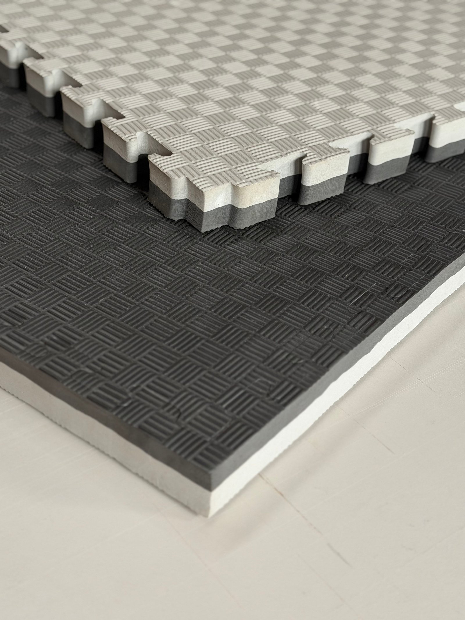 Mata puzzle: dwa segmenty pianki EVA łączone na zakładkę, szary na czarnym, oba z fakturą tatami