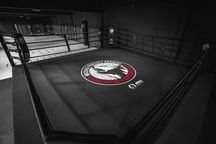 Ring bokserski CAGEREX w klubowej sali treningowej