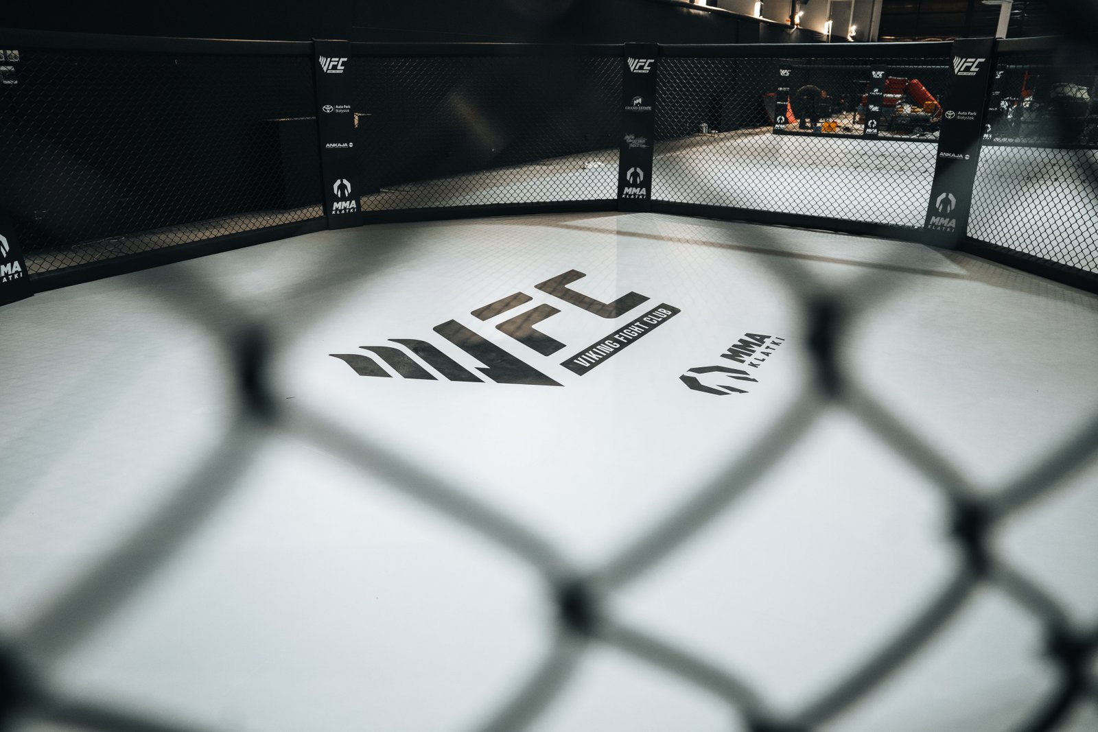 Oznaczenia VFC i MMA Klatki na macie wewnątrz klatki.