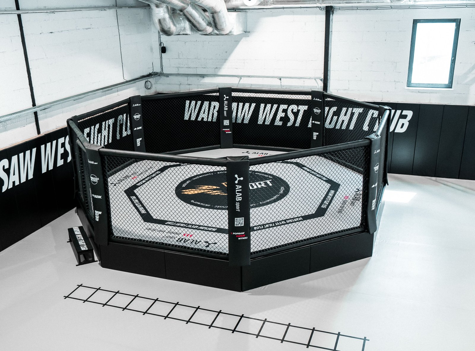 Klatka MMA CAGEREX z matą i zabezpieczonymi słupami