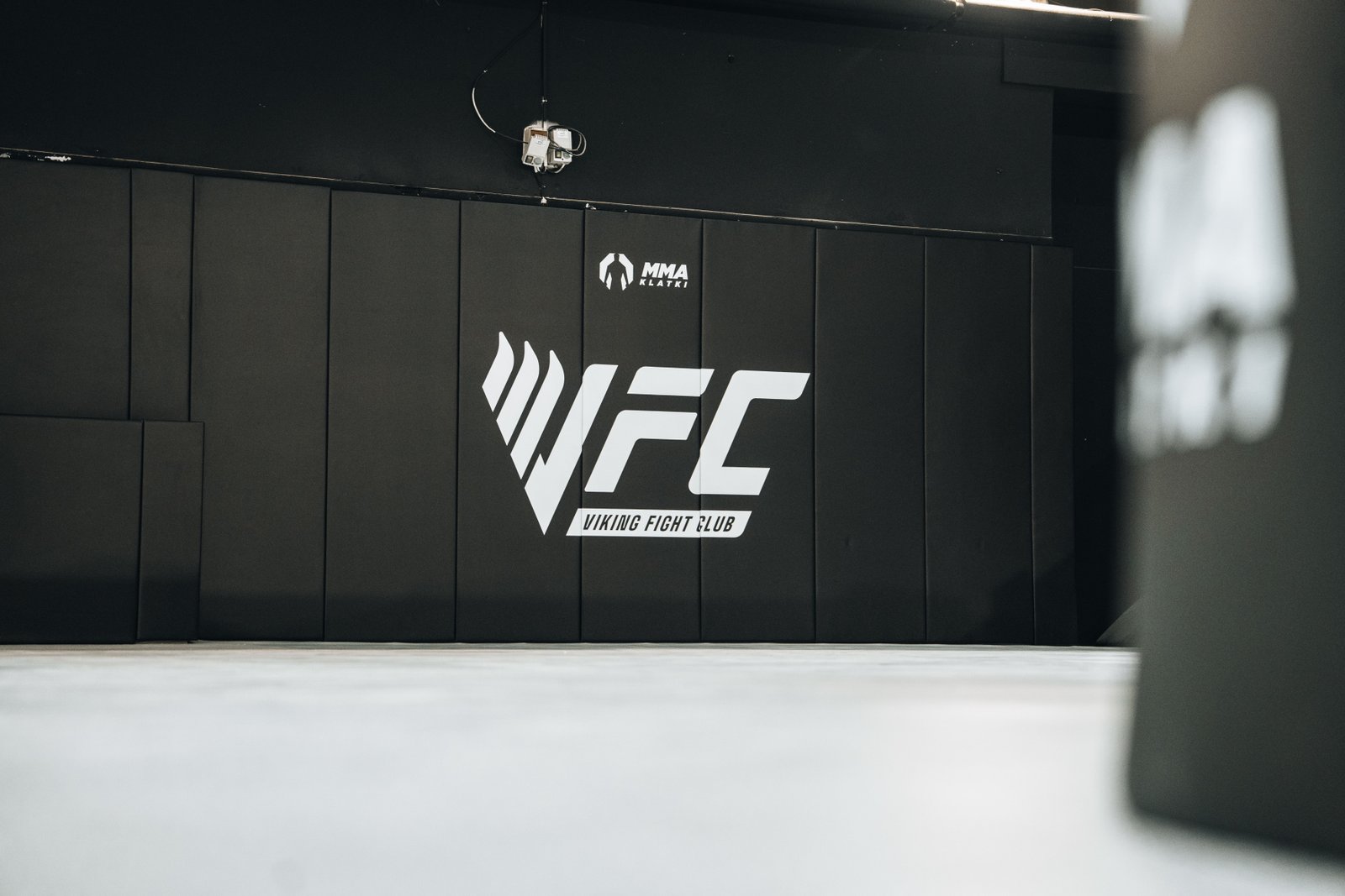 Zabezpieczona ściana sali z oznaczeniem Viking Fight Club.